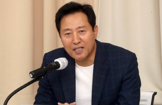 오세훈 전 서울시장이 지난 10월 열린 '더 좋은 세상으로' 제9차 정례세미나에서 기조연설을 하는 모습.   연합뉴스.